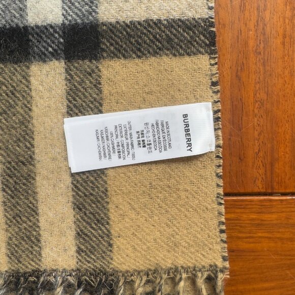 Burberry scarf double-sided shawl - Picture 2 of 9